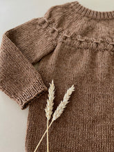 Load image into Gallery viewer, Corn Ribbon Sweater (knitting package)
